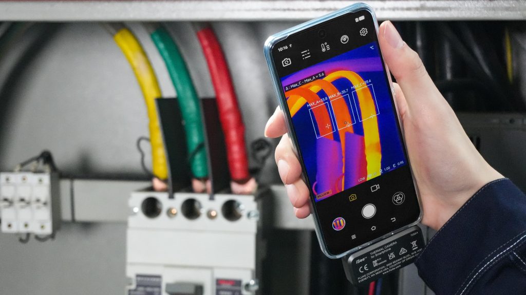 Fluke expands iSee Mobile Series with new TC03A thermal camera and ii01 acoustic camera