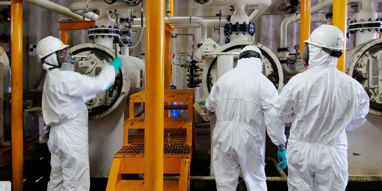 Motorised zoom lens for monitoring nuclear plant hot zones